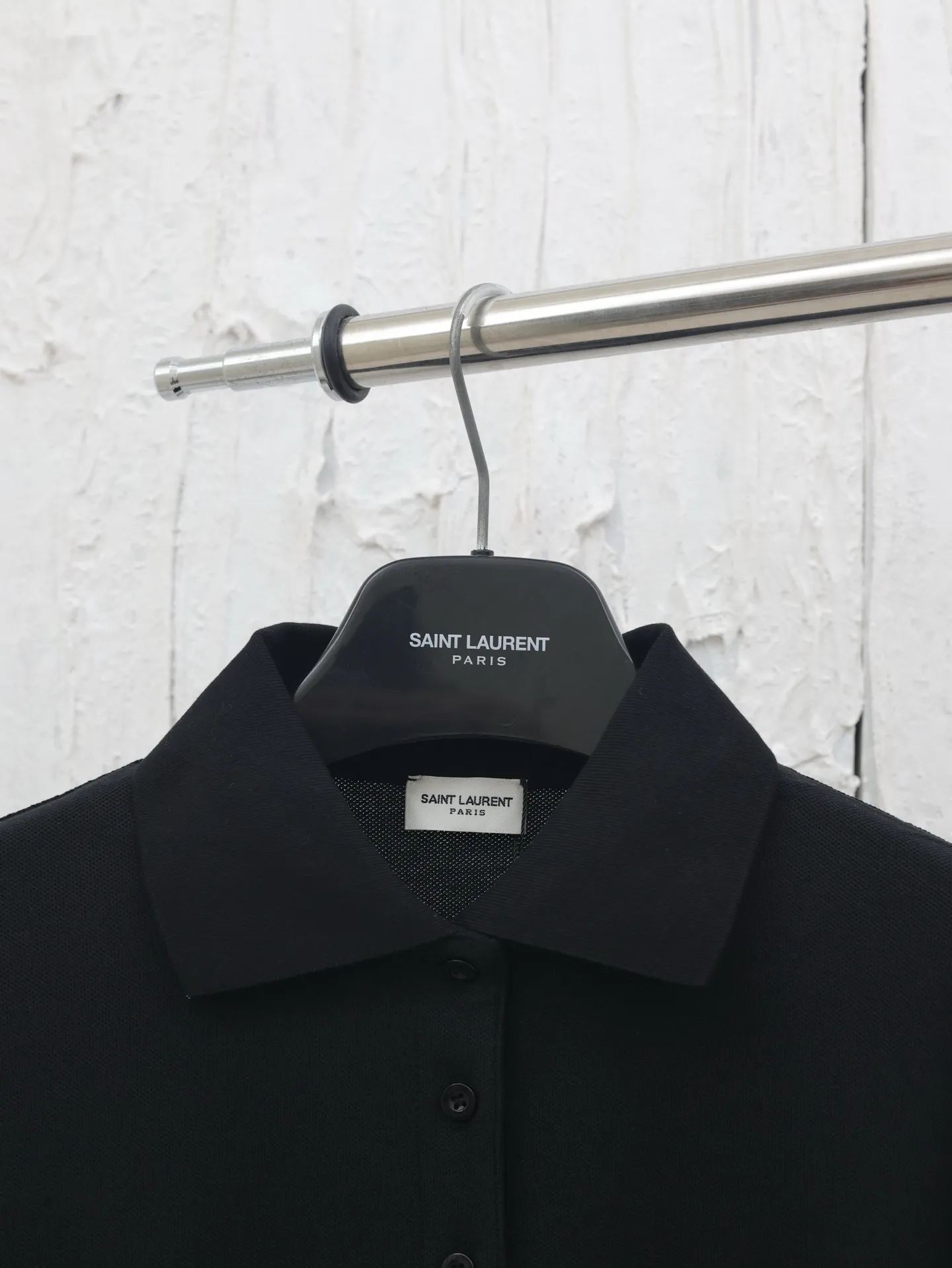 P270 Saint Lauren*/Saint Laurent's new YSL logo embroidered POLO shirt. Customized pique fabric, 98 cotton 2 spandex, weight 270 grams. Imported machine embroidery technology, using advanced computer control system and precision mechanical components. The overall wiring is straight and delicate, and the fabric is comfortable and soft. The color is consistent and has no color difference. It can be matched with the same style to create a fashionable look. It can handle various occasions, customized accessories, and three complete sizes. Size: S/M/L